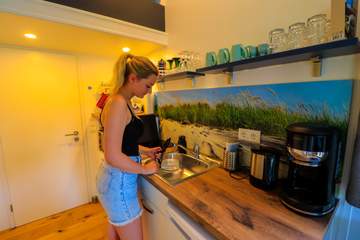 Blick in die Küche vom Tinyhouse Emsland kleines EMS-IDYLL